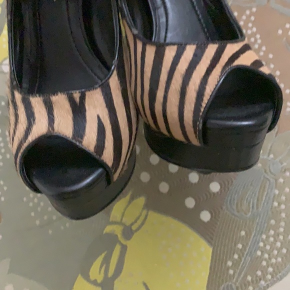EUC-BCBG-Calfhair-Animal Print Heels-Size 6.5 - Picture 9 of 9
